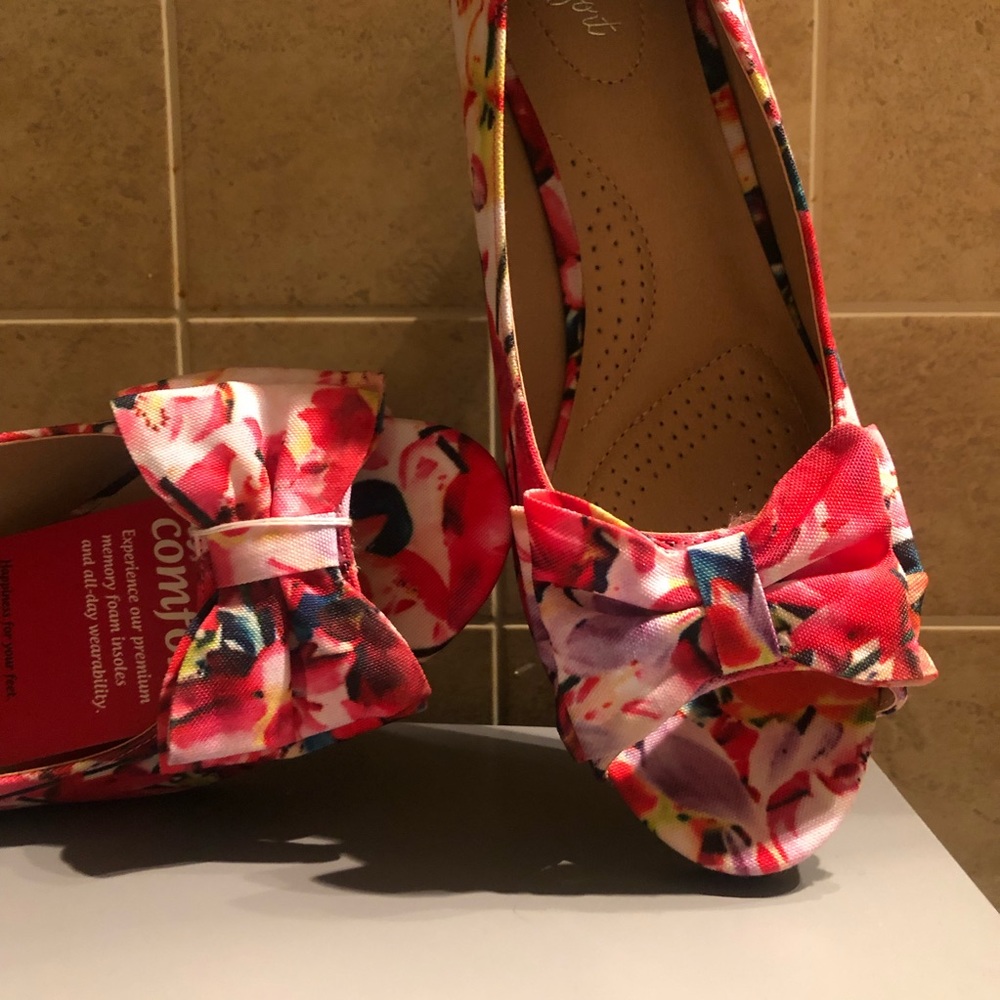 Dexflex Comfort Multi Color Floral Wedges Size 9 1/2 Big Bow Accent
